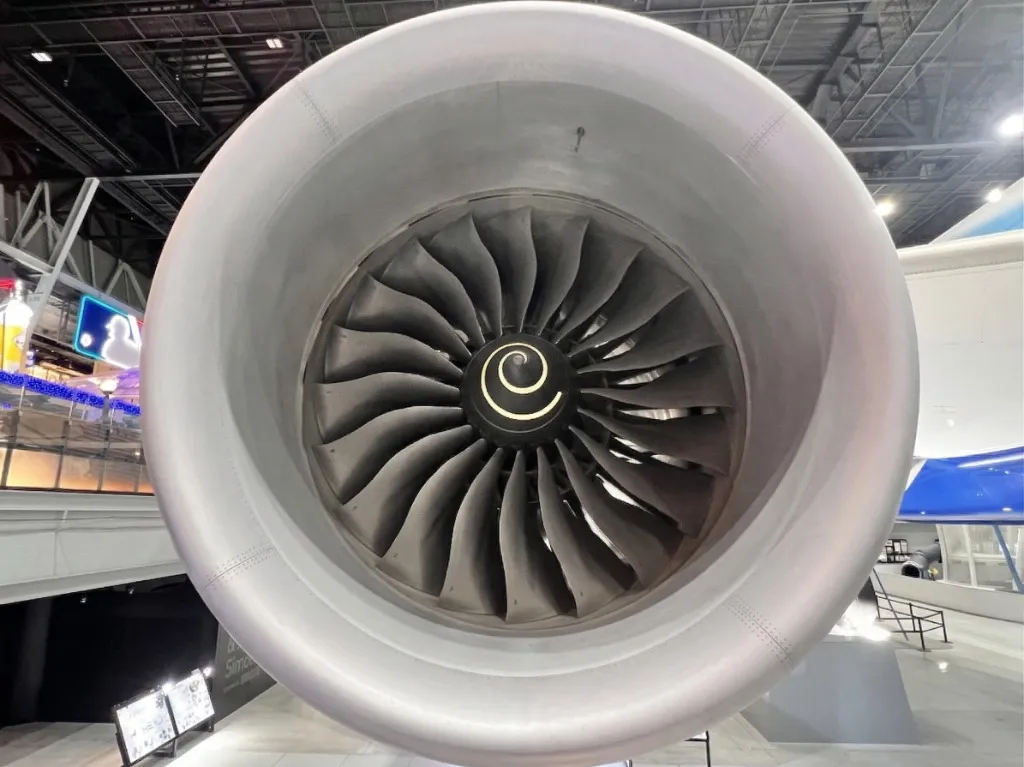 巨大エンジンの正面