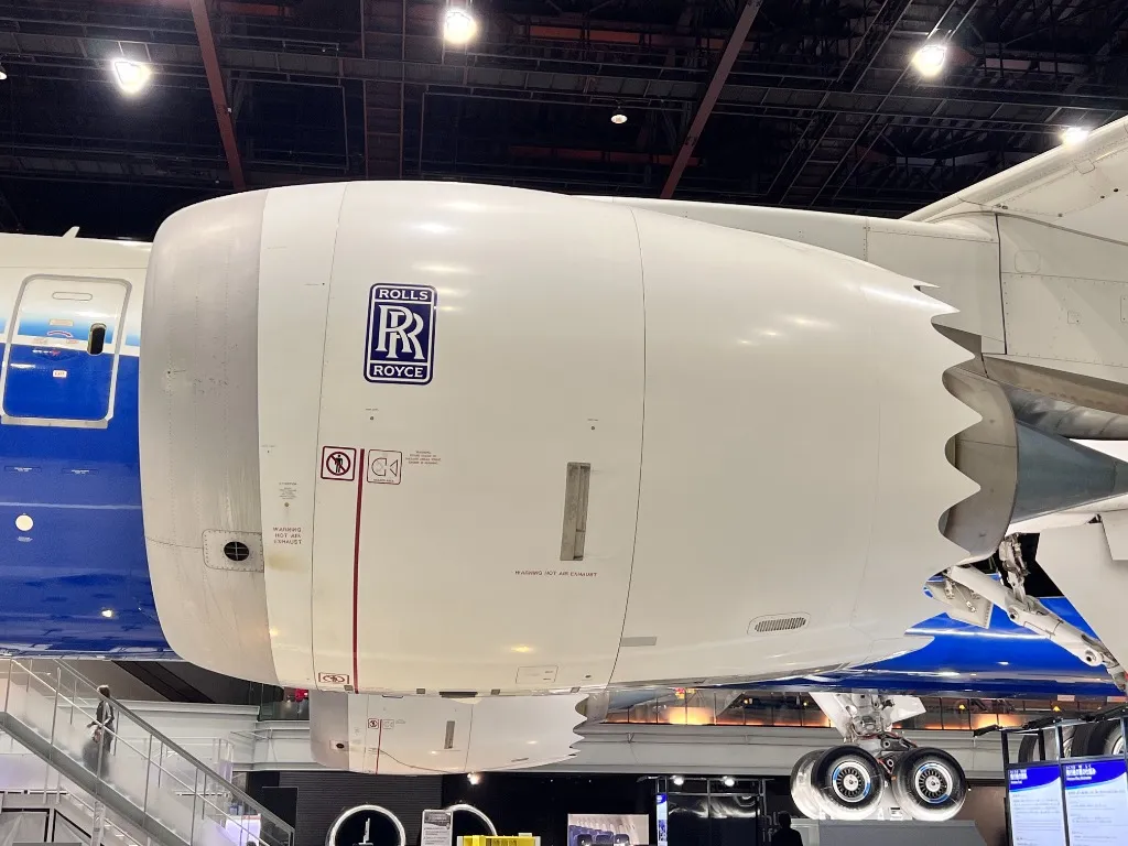 ロールスロイス製エンジン側面