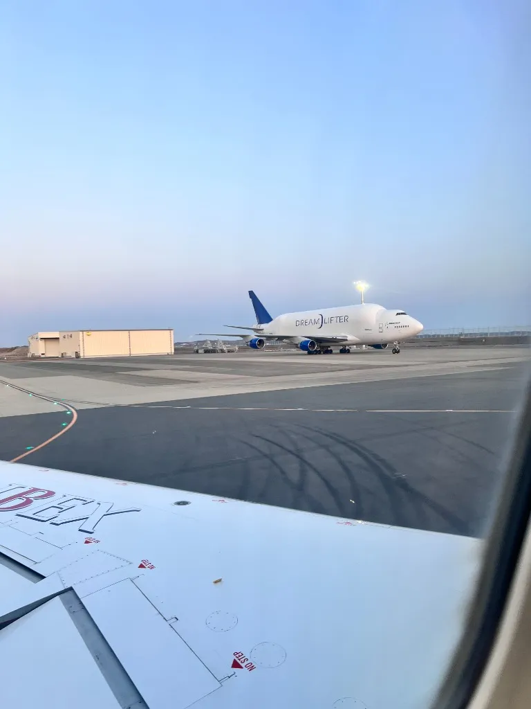 滑走路に停まる巨大なドリームリフター