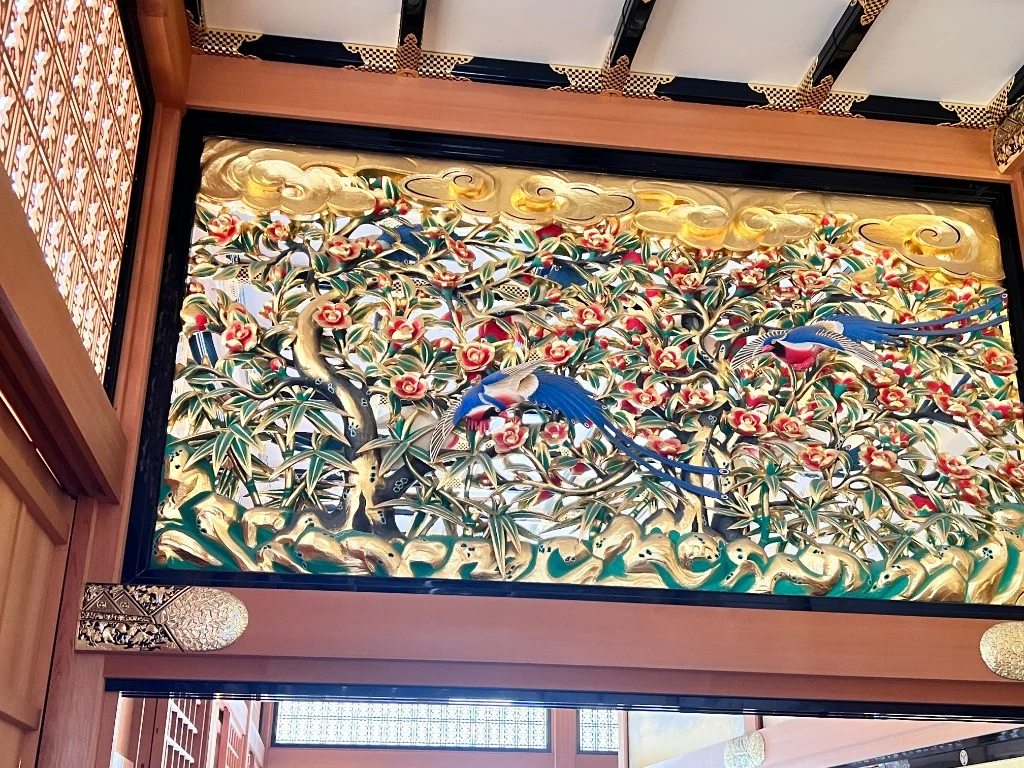 極彩色の透かし彫り欄間