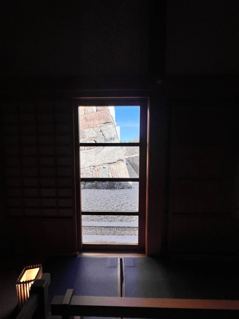 室内から石垣を見る額縁のような構図