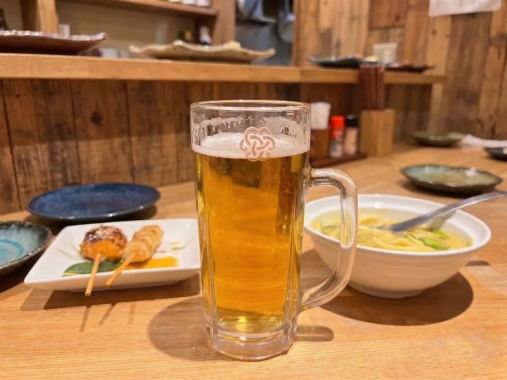 カレーうどんとビールの実物写真