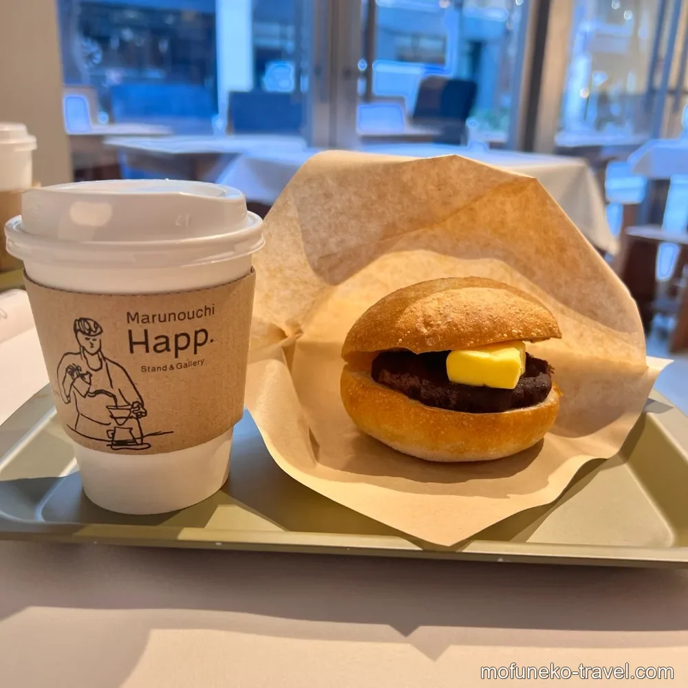 Marunouchi Happ.のモーニングセット。Happ.ロゴ入りコーヒーカップとあんバターサンドイッチがトレーに乗った写真。