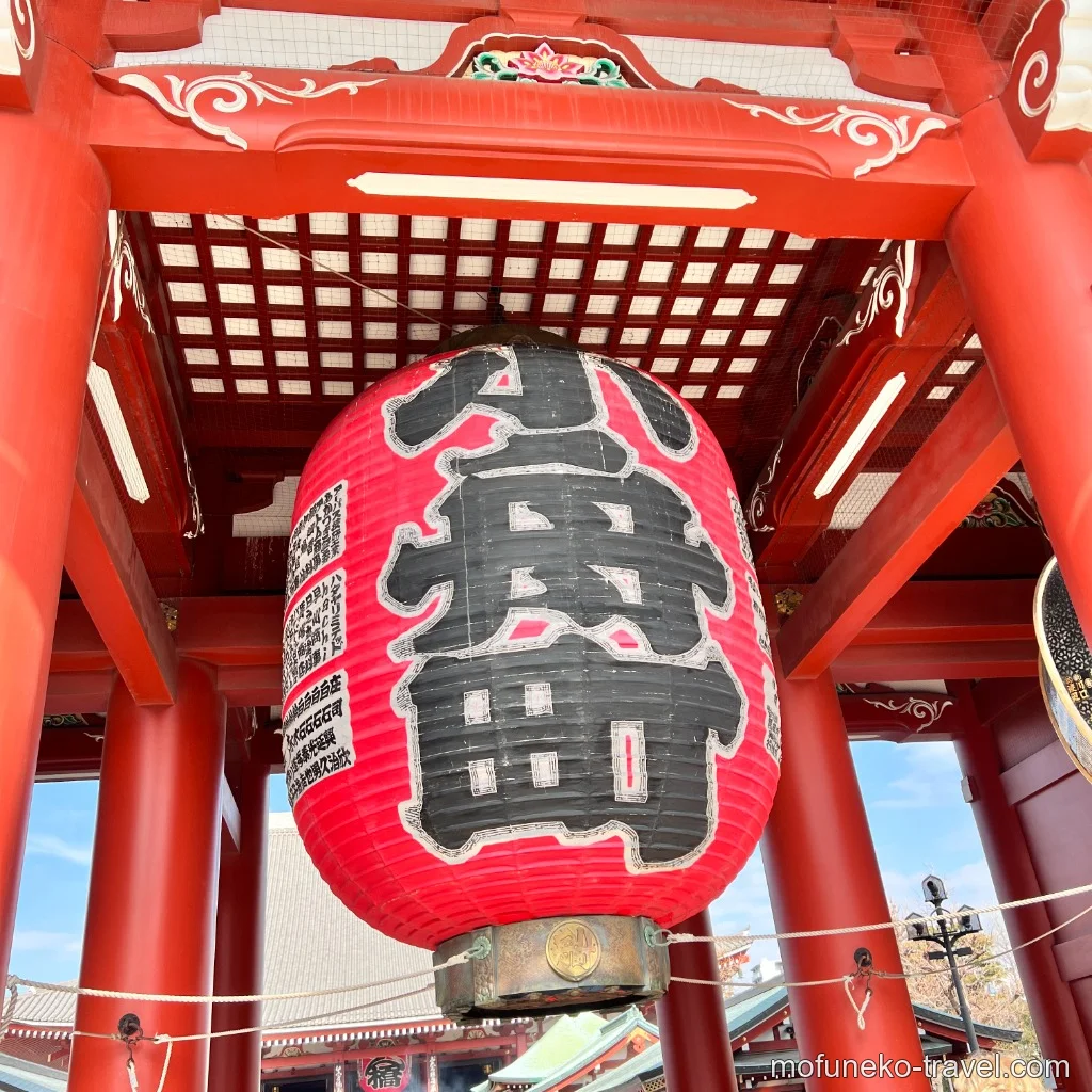 宝蔵門の小舟町と書かれた大提灯を真下から見上げた迫力ある写真