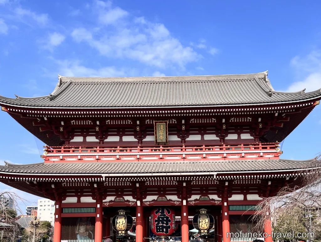 青空に映える宝蔵門全体の外観写真