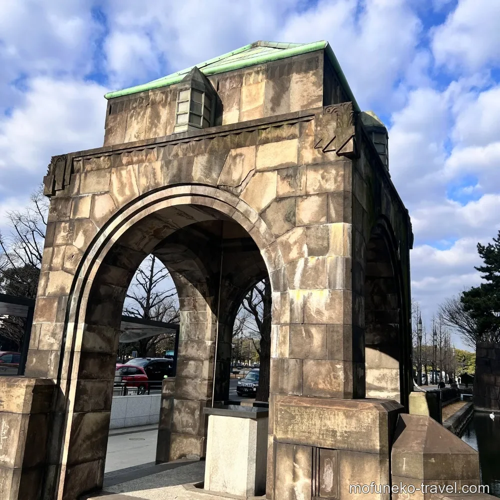 重厚なアーチ型の馬場先門跡