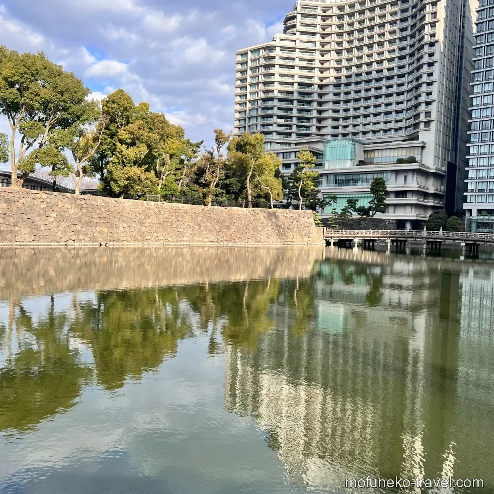 皇居のお堀と近代ビルの風景