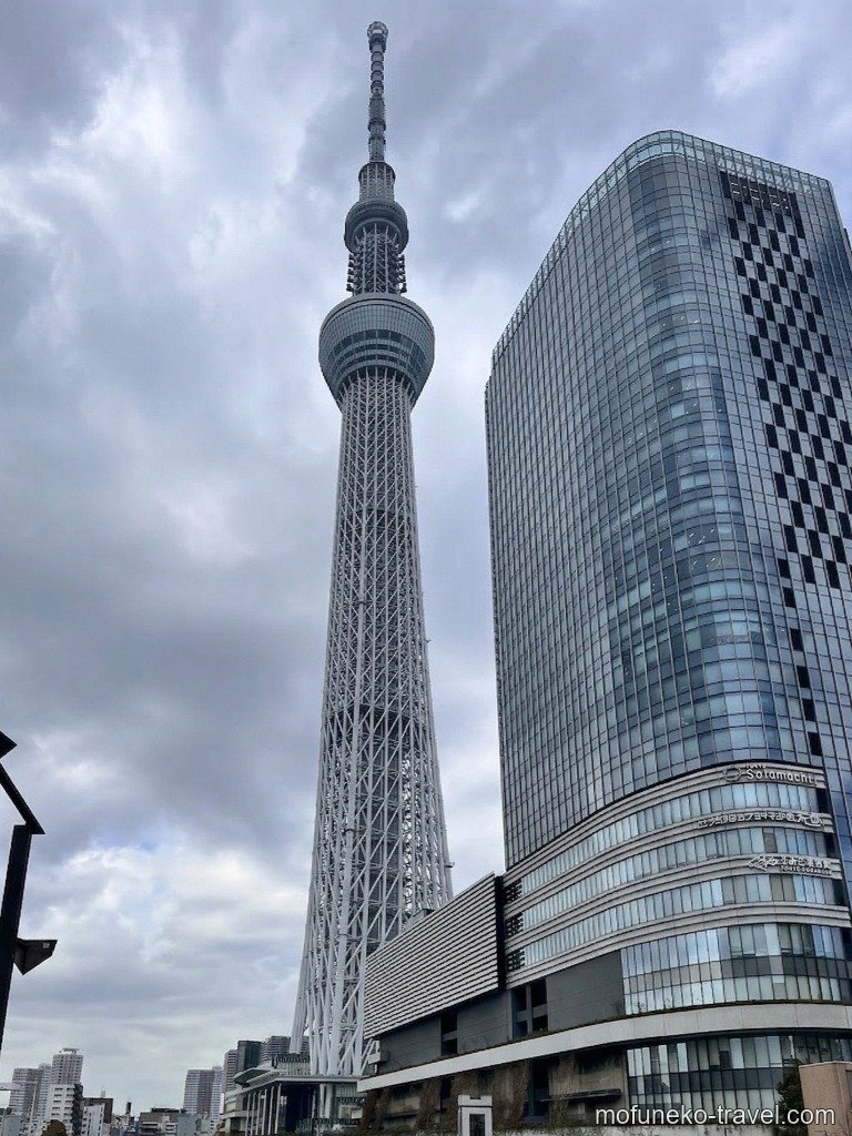 快晴の空にそびえ立つ東京スカイツリー