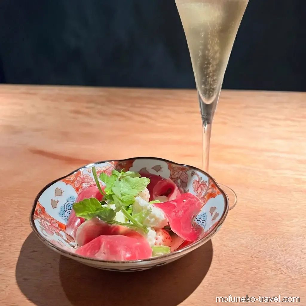 白いちごとモッツァレラ、羊ハムのサラダ