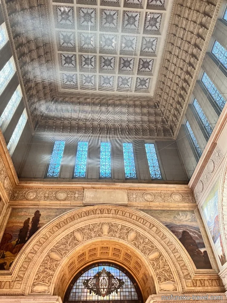 国会議事堂・中央広間の天井を真上から見上げた写真。ステンドグラスから青い光が降り注ぐ神秘的な吹き抜け空間。