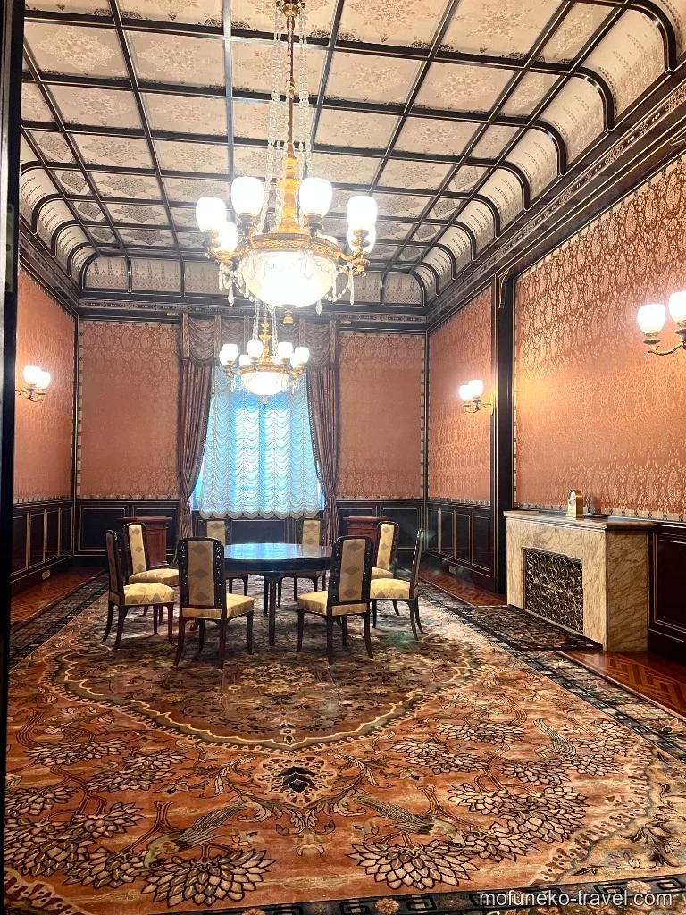 国会議事堂（衆議院）御休所。テーブルと椅子、豪華なシャンデリアが輝く様子。