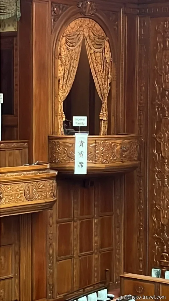 衆議院議場の貴賓席（Imperial Family）。精緻な木彫りのバルコニーに「貴賓席」の標識が見える。