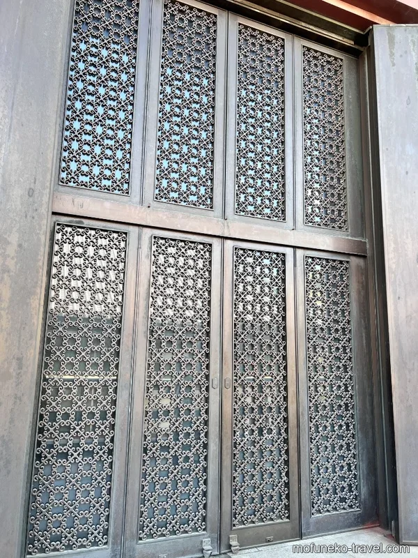 東京プリンスホテルの高級感漂う重厚な自動ドア