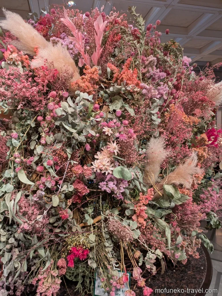 ホテルのロビーにある豪華な生け花