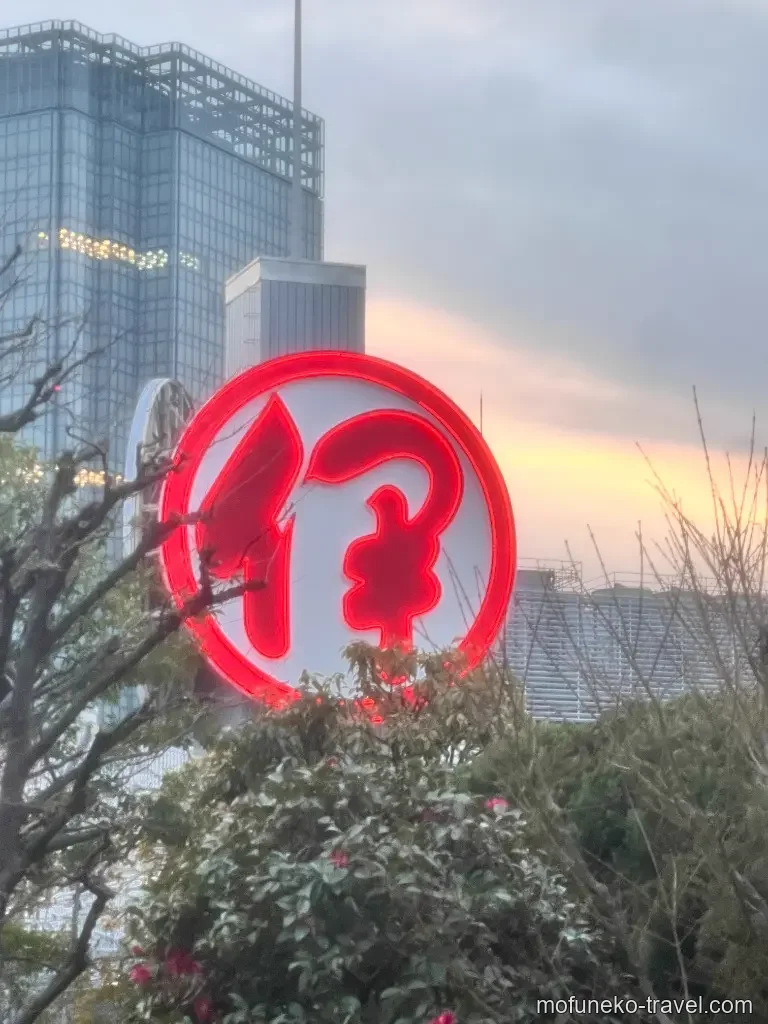 大迫力の伊勢丹の赤いネオンマーク