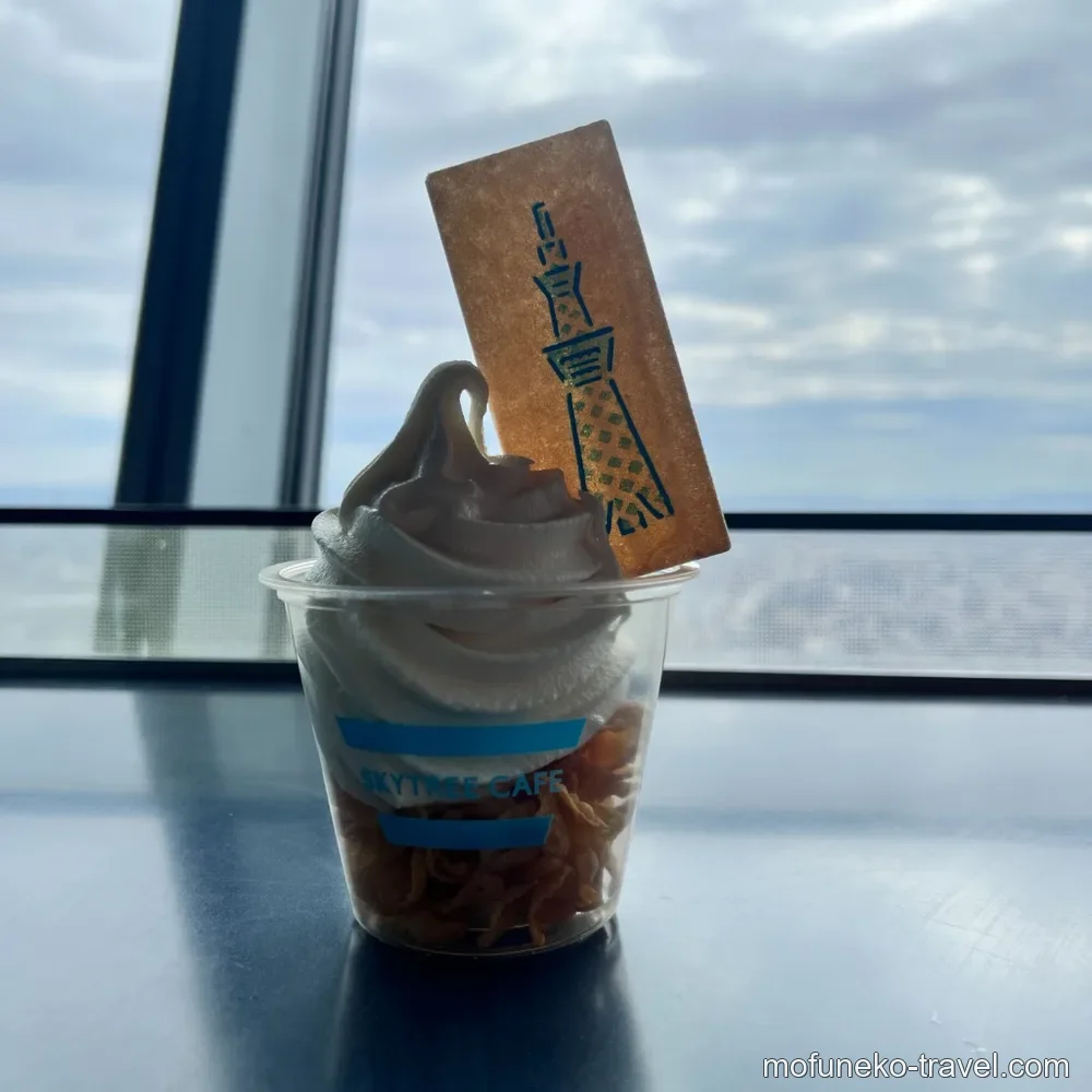 スカイツリーのクッキーが添えられたスカイソフトの写真