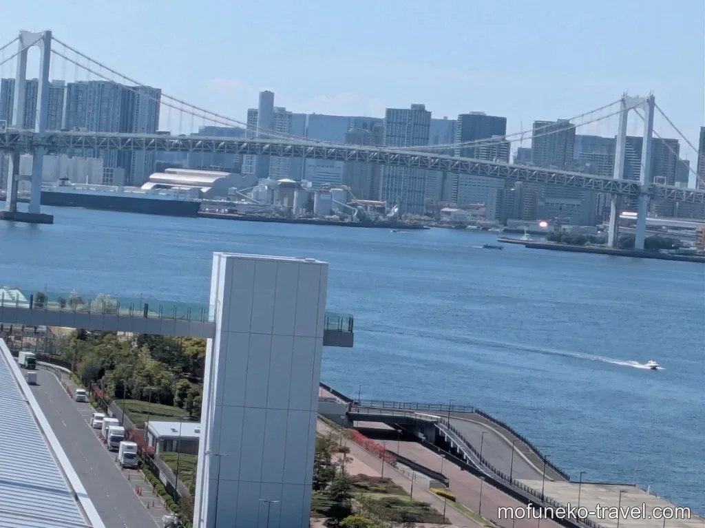 8階から見た東京湾とレインボーブリッジ