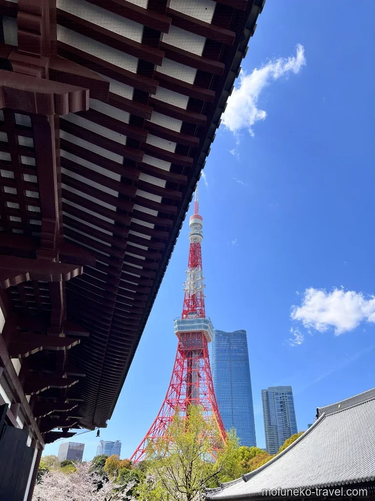 増上寺の軒下から見上げる東京タワー